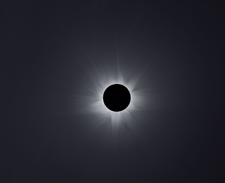 Zwycięzca kategorii "Our Solar System"
"Corona Composite of 2012: Australian Totality", Man-To Hui (Chiny)


Zdjęcie całkowitego zaćmienia słońca z 14 listopada 2012 pokazuje najbardziej zewnętrzną część atmosfery Słońca - koronę słoneczną. Przez wieki, całkowite zaćmienia Słońca były jedynym sposobem, aby ją zobaczyć. Nie jest to jednak typowa fotografia z zaćmienia. By oddać subtelne szczegóły korony słonecznej, proces łączenia kilkudziesięciu pojedynczych kadrów i edycji zajął autorowi dwa miesiące żmudnej pracy.

Sprzęt: Canon EOS 50D z obiektywem Canon 70–200 mm f/4 ustawionym na 200 mm, ISO 100, 81 x 1/500–4 s